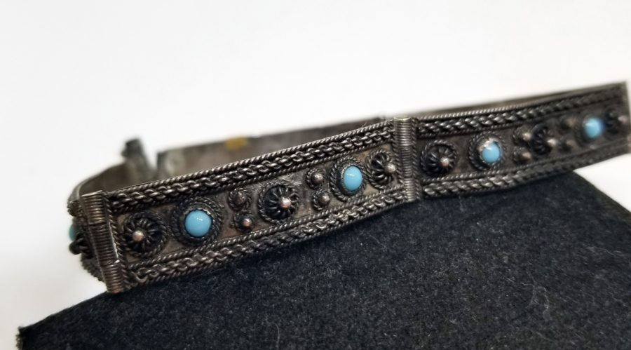 TURKUAZ TAŞLI VE KABARTMA İŞÇİLİKLİ GÜMÜŞ BİLEKLİK