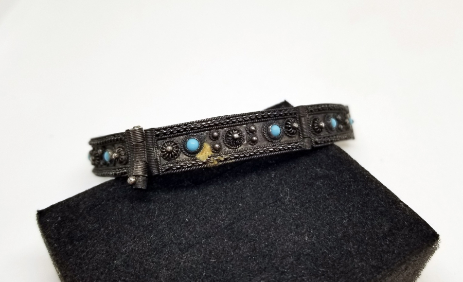 TURKUAZ TAŞLI VE KABARTMA İŞÇİLİKLİ GÜMÜŞ BİLEKLİK