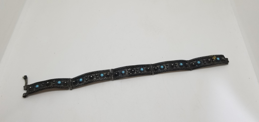 TURKUAZ TAŞLI VE KABARTMA İŞÇİLİKLİ GÜMÜŞ BİLEKLİK