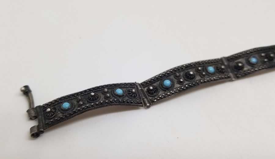 TURKUAZ TAŞLI VE KABARTMA İŞÇİLİKLİ GÜMÜŞ BİLEKLİK