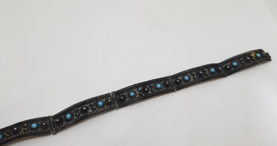 TURKUAZ TAŞLI VE KABARTMA İŞÇİLİKLİ GÜMÜŞ BİLEKLİK