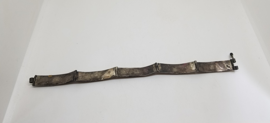 TURKUAZ TAŞLI VE KABARTMA İŞÇİLİKLİ GÜMÜŞ BİLEKLİK