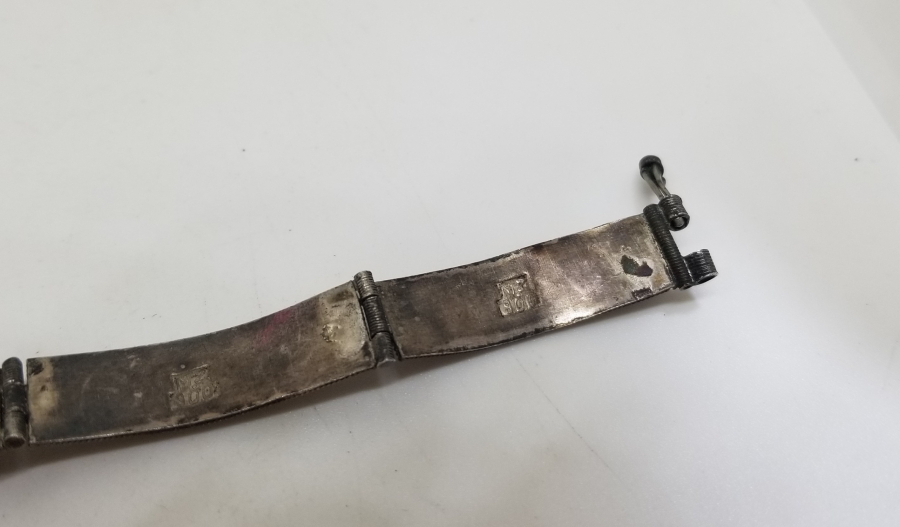 TURKUAZ TAŞLI VE KABARTMA İŞÇİLİKLİ GÜMÜŞ BİLEKLİK