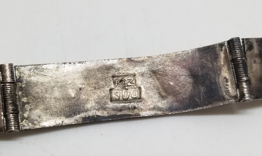 TURKUAZ TAŞLI VE KABARTMA İŞÇİLİKLİ GÜMÜŞ BİLEKLİK