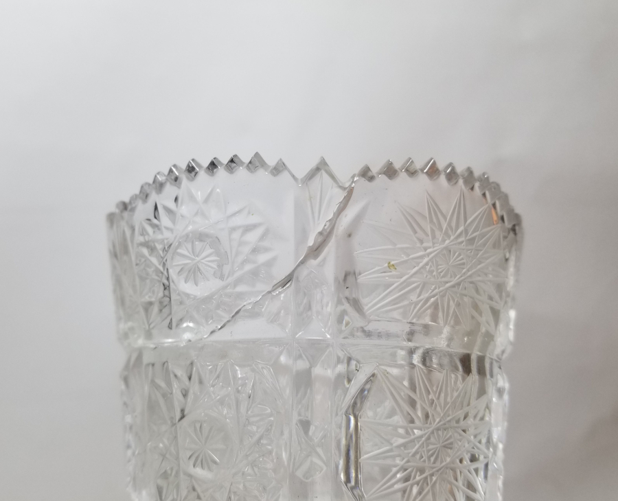 KRİSTAL KESME İŞÇİLİKLİ İKİ ADET ANTİKA CAM VAZO