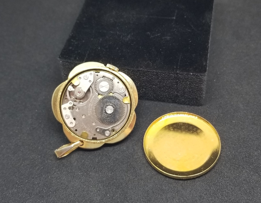 PAPATYA FORMUNDA YAPILMIŞ ALTIN KAPLAMA ANTİKA KURMALI KOLYE SAAT