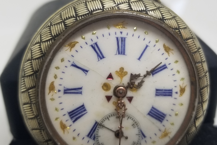 KADRANI ALTIN BEZELİ GÜMÜŞ KASA KURMALI ANTIKA CEP SAATİ 