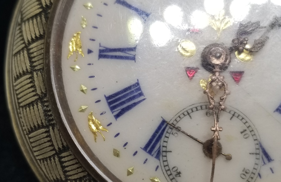 KADRANI ALTIN BEZELİ GÜMÜŞ KASA KURMALI ANTIKA CEP SAATİ 