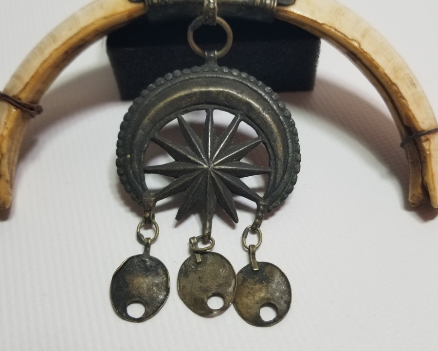 1800 BAŞLARI OSMANLI DÖNEMİ NADİR AY YILDIZLI VE DOMUZ DİŞLİ ŞAMANİK AT TILSIMI