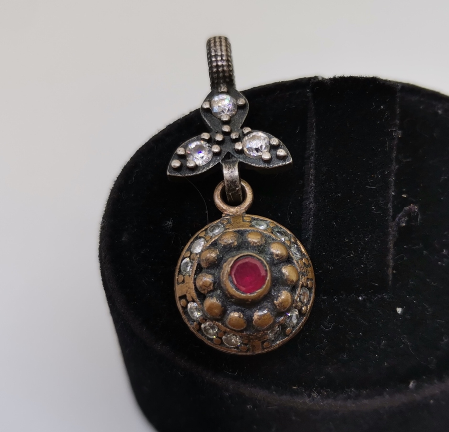 ÜZERİ ÇEŞİTLİ TAŞLARLA SÜSLÜ VAN İŞİ GÜMÜŞ KOLYE UCU