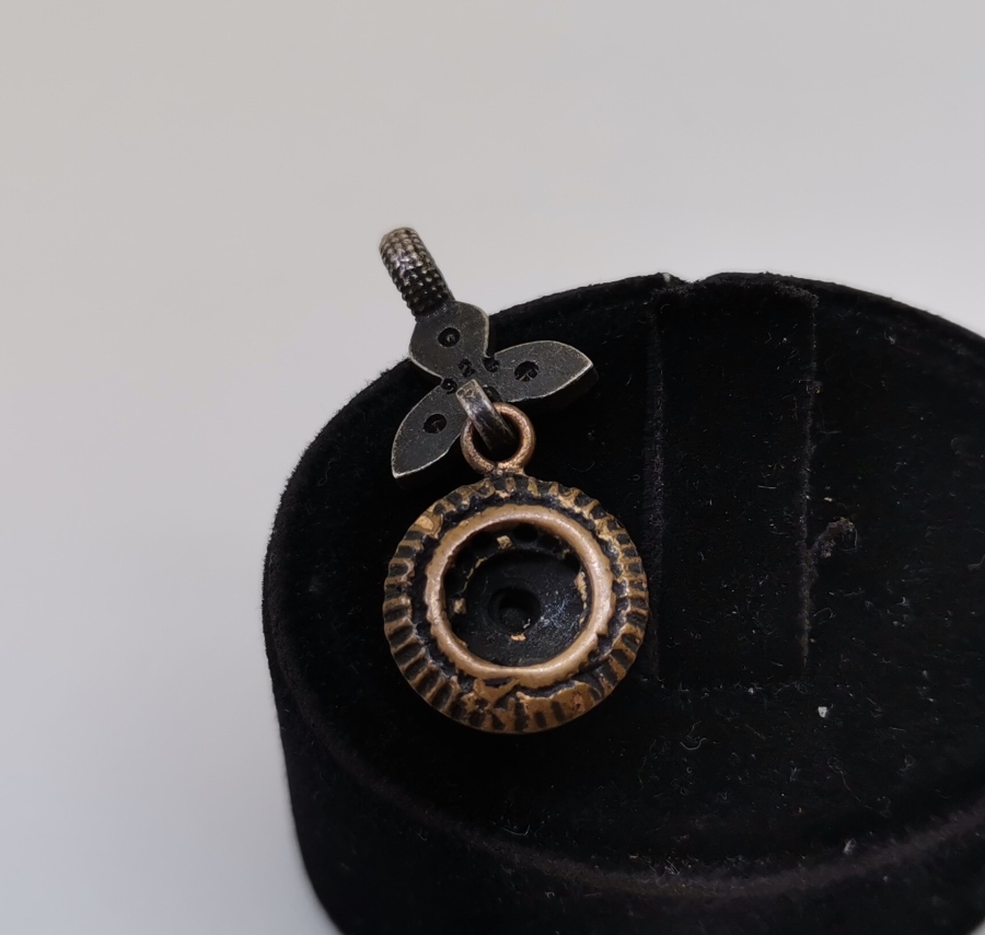 ÜZERİ ÇEŞİTLİ TAŞLARLA SÜSLÜ VAN İŞİ GÜMÜŞ KOLYE UCU