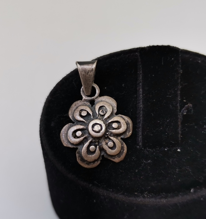 ÇİÇEK FORMUNDA YAPILMIŞ GÜMÜŞ KOLYE UCU