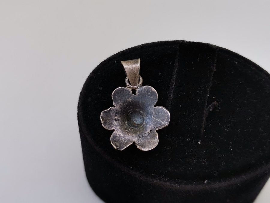 ÇİÇEK FORMUNDA YAPILMIŞ GÜMÜŞ KOLYE UCU