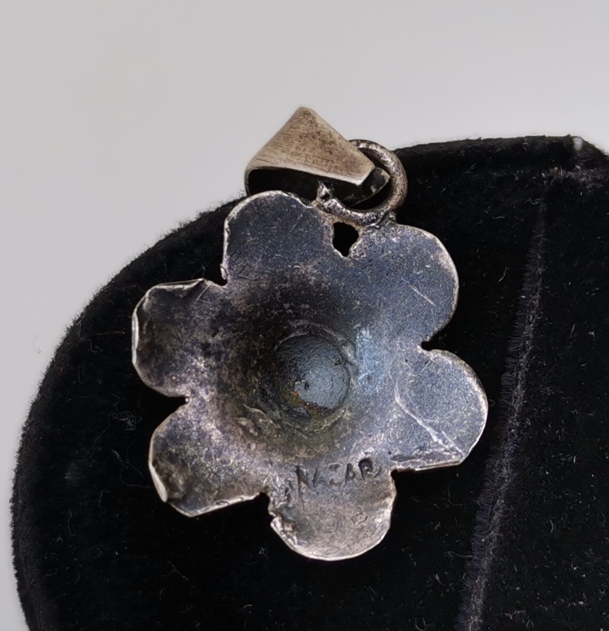 ÇİÇEK FORMUNDA YAPILMIŞ GÜMÜŞ KOLYE UCU