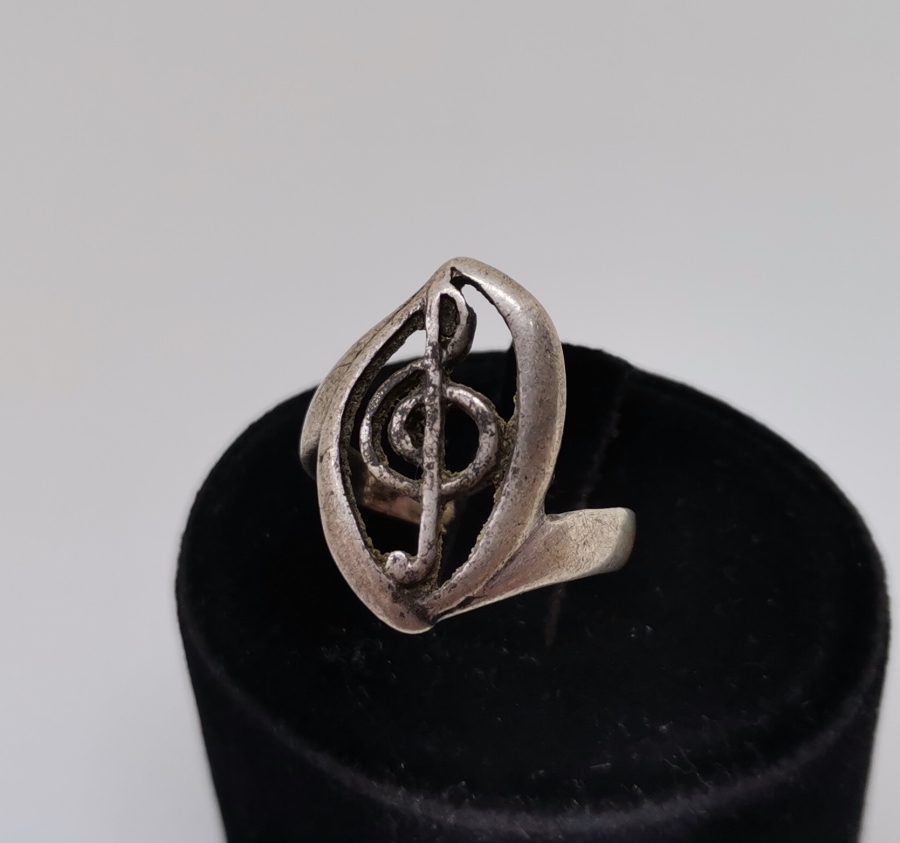 ÜZERİNDE SOL ANAHTARI BULUNAN GÜMÜŞ YÜZÜK