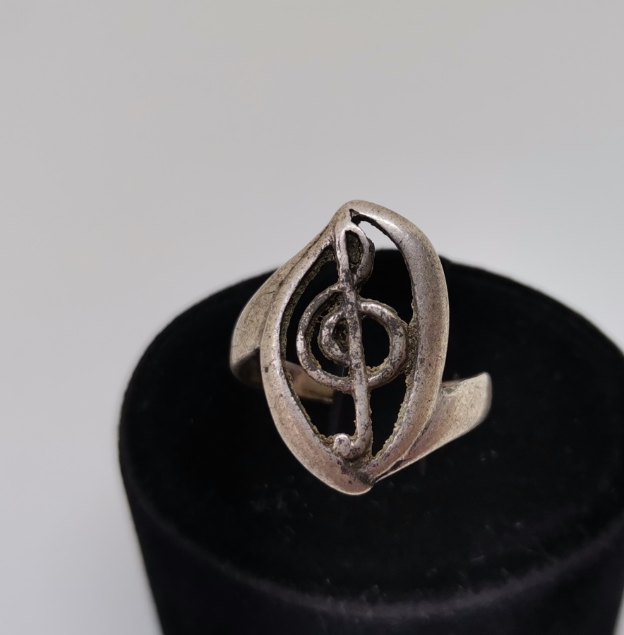 ÜZERİNDE SOL ANAHTARI BULUNAN GÜMÜŞ YÜZÜK