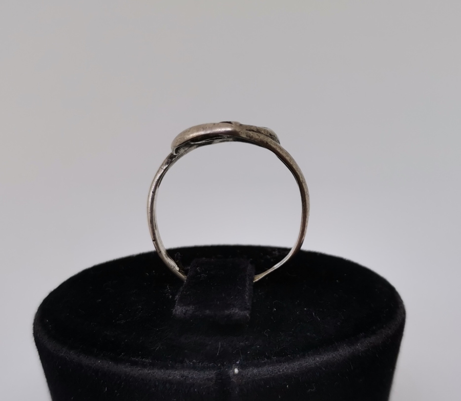 ÜZERİNDE SOL ANAHTARI BULUNAN GÜMÜŞ YÜZÜK