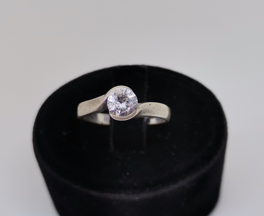 BURGULU MODEL TEK TAŞ GÜMÜŞ YÜZÜK