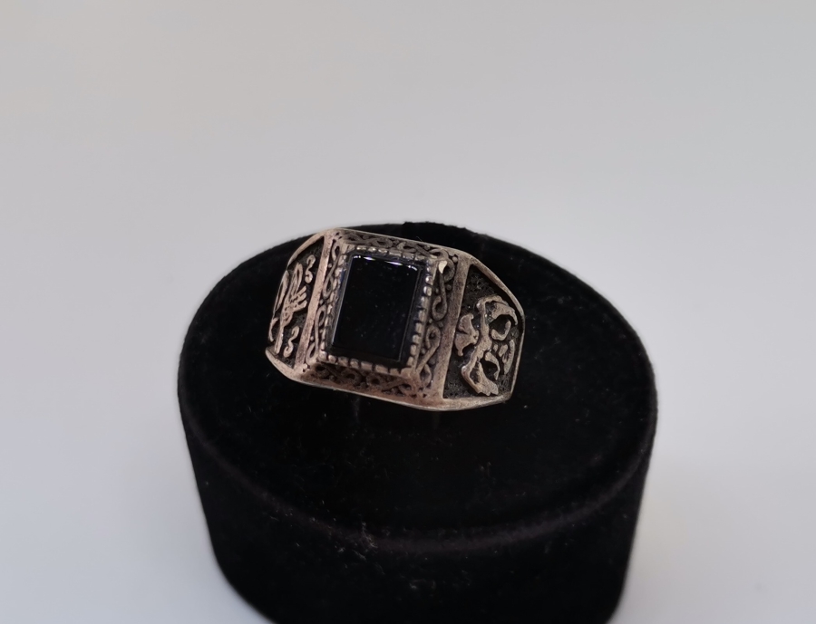 ÜZERİ AKİK TAŞLI VE TUĞRALI GÜMÜŞ YÜZÜK