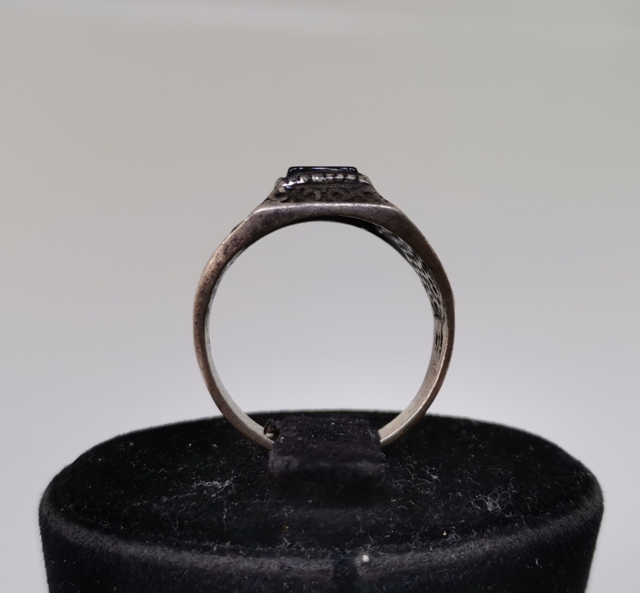 ÜZERİ AKİK TAŞLI VE TUĞRALI GÜMÜŞ YÜZÜK