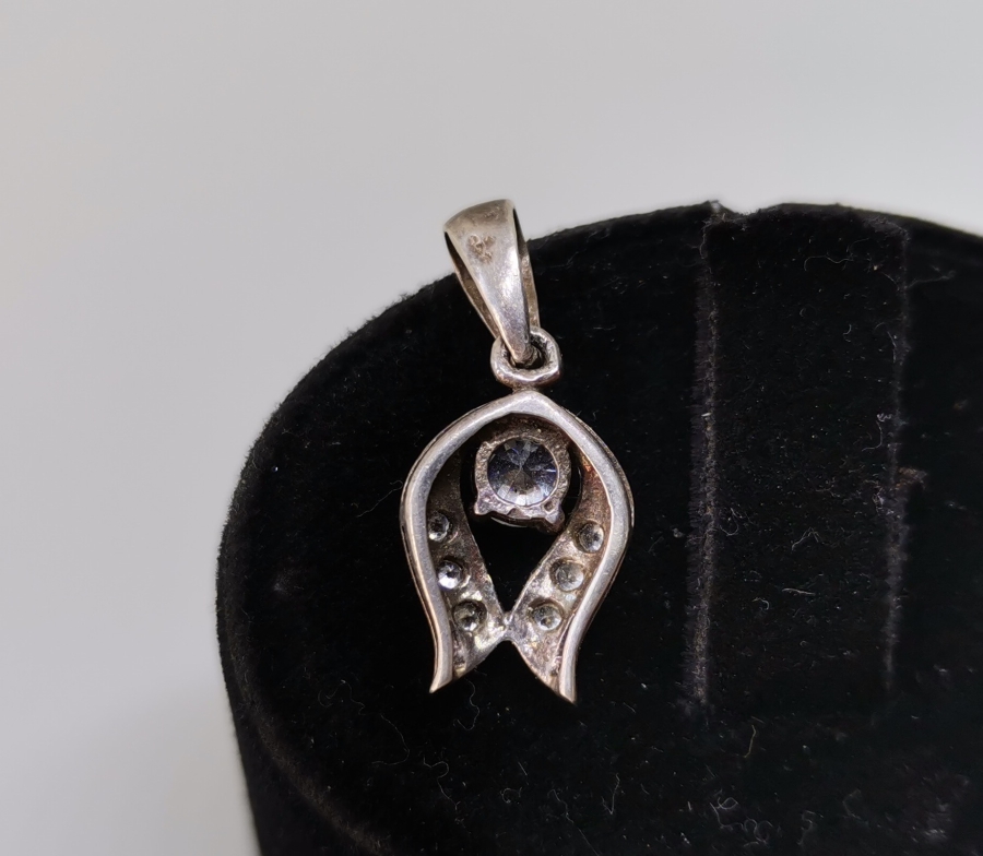 TERS LALE FORMUNDA YAPILMIŞ GÜMÜŞ KOLYE UCU