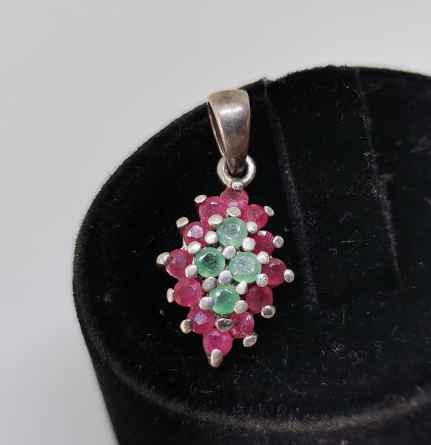 ÜZERİ DOĞAL TAŞLARLA SÜSLÜ MEKİK FORMLU GÜMÜŞ YÜZÜK