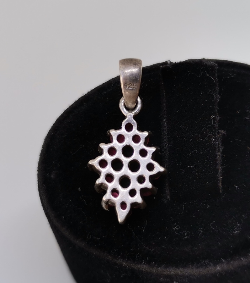 ÜZERİ DOĞAL TAŞLARLA SÜSLÜ MEKİK FORMLU GÜMÜŞ YÜZÜK