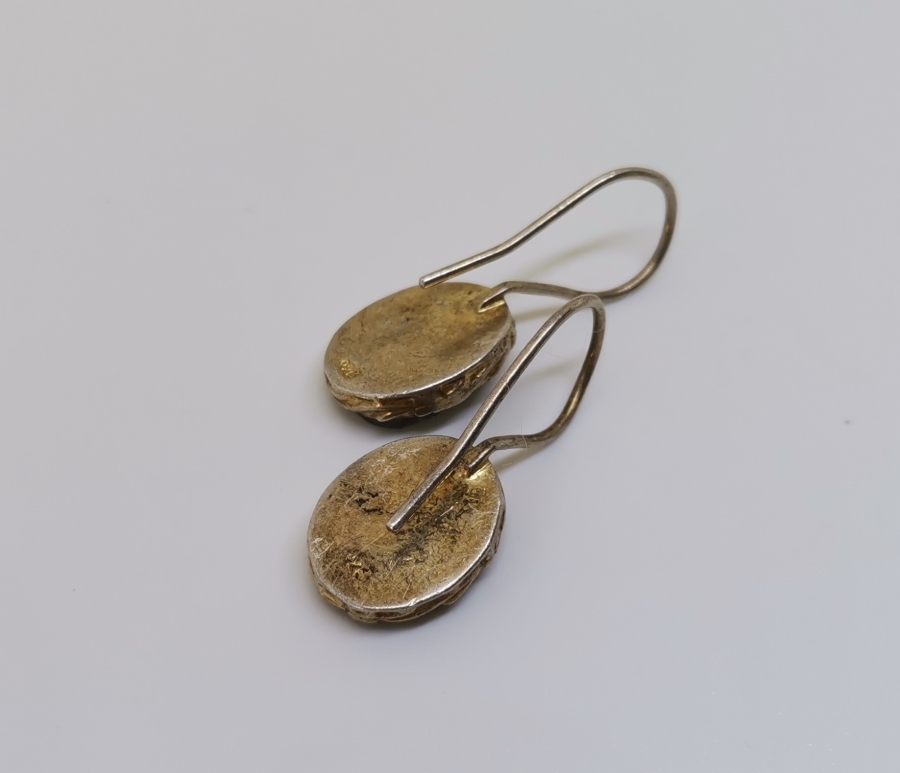 DOĞAL TAŞLI VE ALTIN VERMEYLİ ÖZEL YAPIM GÜMÜŞ KÜPE