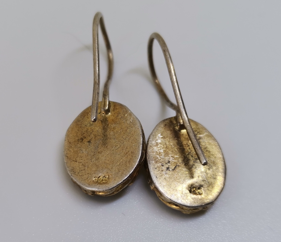 DOĞAL TAŞLI VE ALTIN VERMEYLİ ÖZEL YAPIM GÜMÜŞ KÜPE