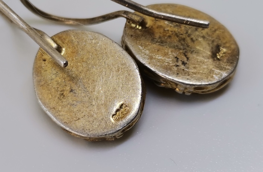 DOĞAL TAŞLI VE ALTIN VERMEYLİ ÖZEL YAPIM GÜMÜŞ KÜPE