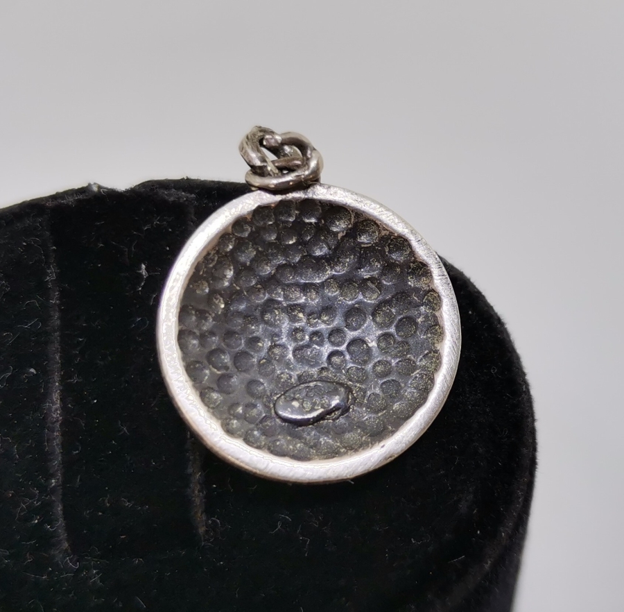 ÜZERİNDE "MUHAMMED (SAV)" YAZILI GÜMÜŞ KOLYE UCU