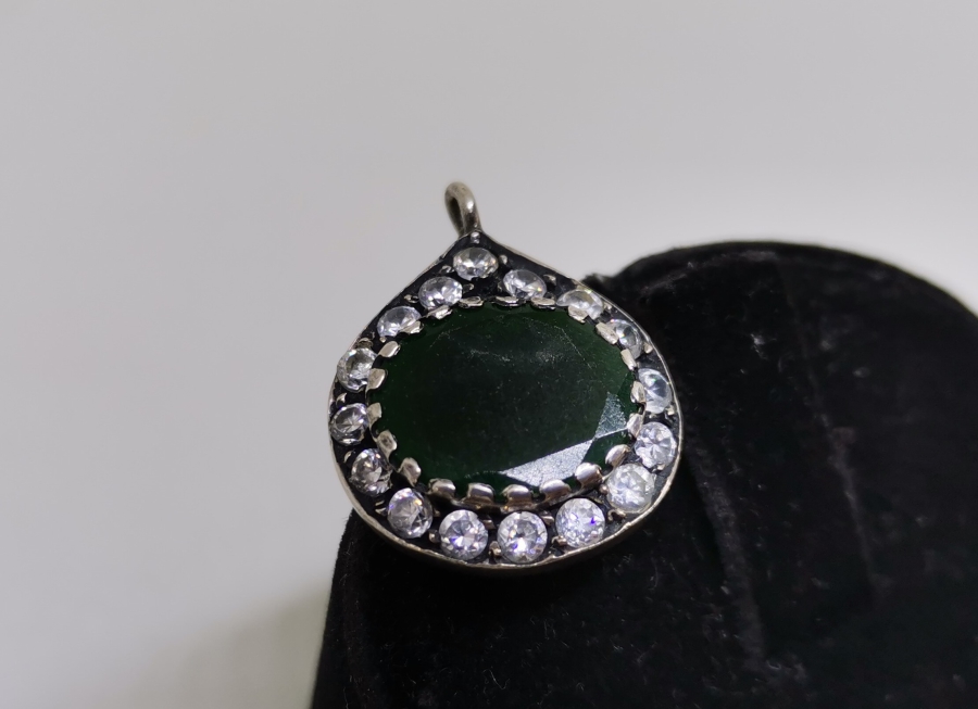 ARMUDİ FORMDA YAPILMIŞ GÜMÜŞ KOLYE UCU