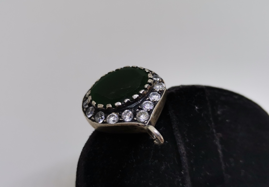 ARMUDİ FORMDA YAPILMIŞ GÜMÜŞ KOLYE UCU