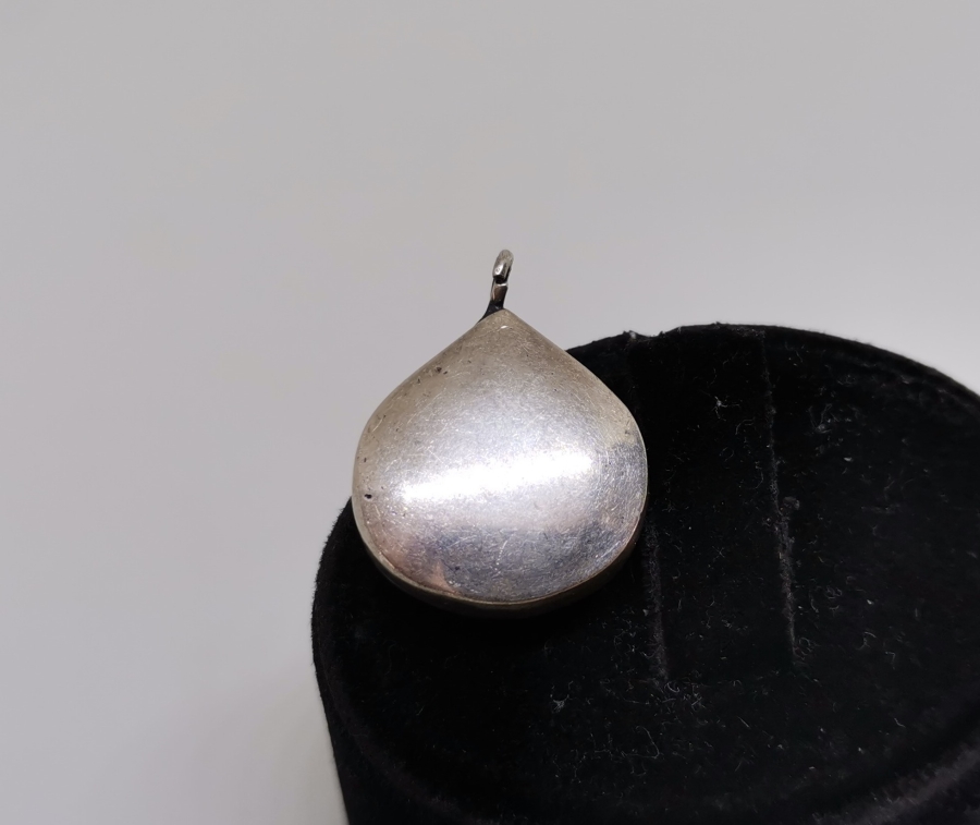 ARMUDİ FORMDA YAPILMIŞ GÜMÜŞ KOLYE UCU