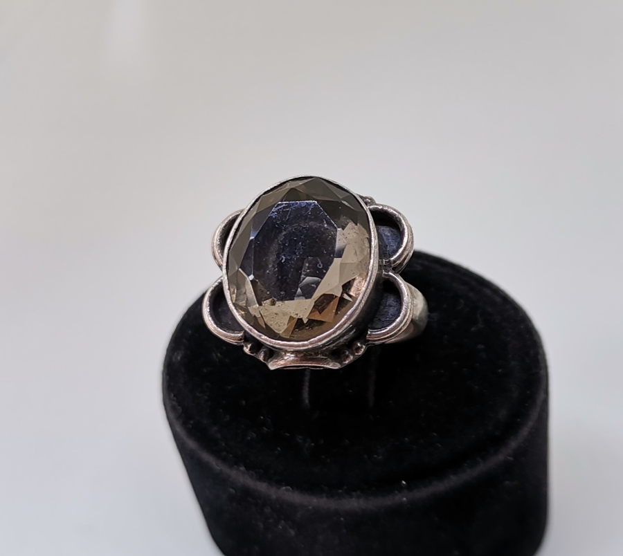 ÜZERİNDE ELMAS KESME DOĞAL TAŞ BULUNAN GÜMÜŞ YÜZÜK