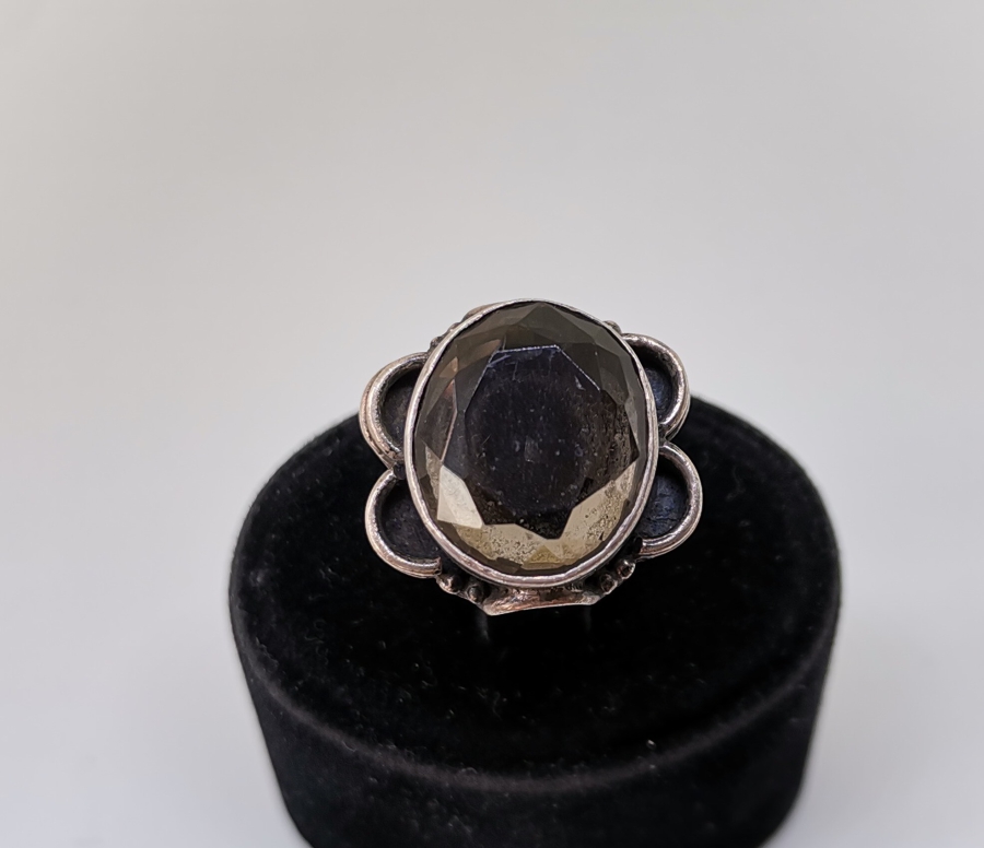 ÜZERİNDE ELMAS KESME DOĞAL TAŞ BULUNAN GÜMÜŞ YÜZÜK