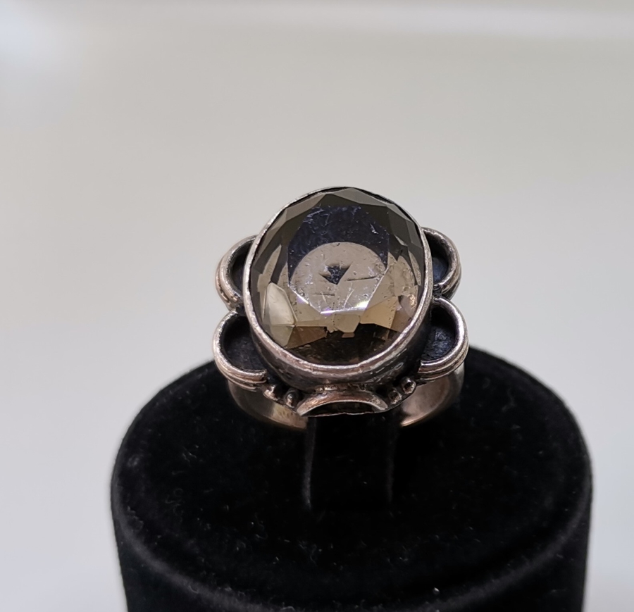 ÜZERİNDE ELMAS KESME DOĞAL TAŞ BULUNAN GÜMÜŞ YÜZÜK