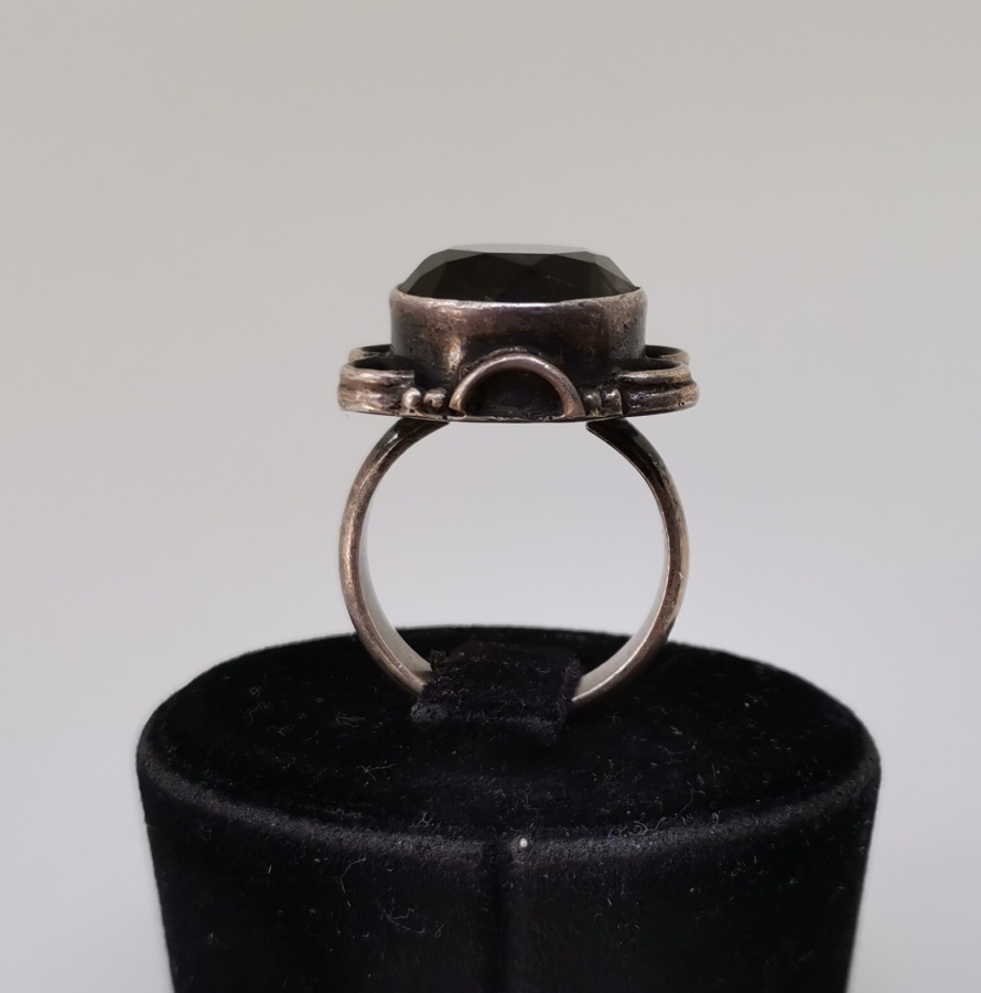 ÜZERİNDE ELMAS KESME DOĞAL TAŞ BULUNAN GÜMÜŞ YÜZÜK