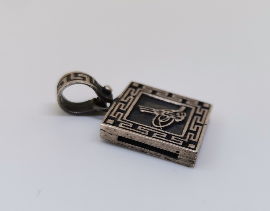 ÜZERİNDE OSMANLI TUĞRASI BULUNAN GÜMÜŞ KOLYE UCU