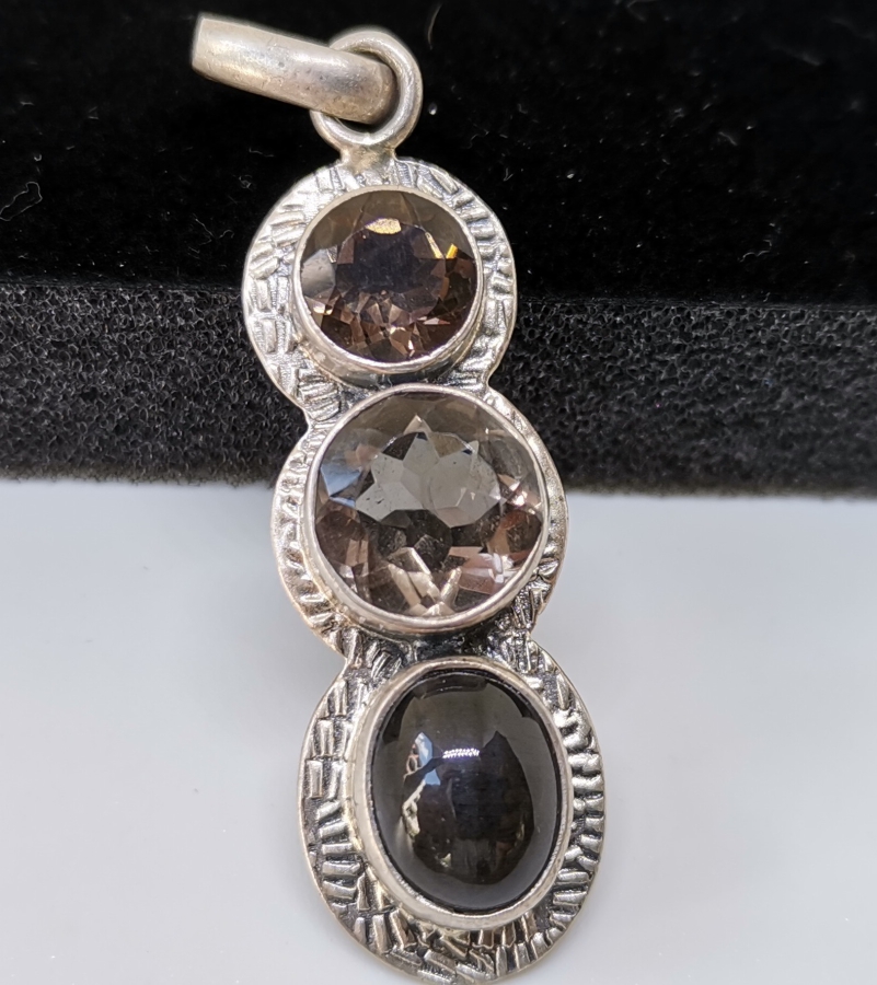 ÜZERİNDE FARKLI KESİMDE DOĞAL TAŞLAR BULUNAN ÖZEL YAPIM KOLYE UCU