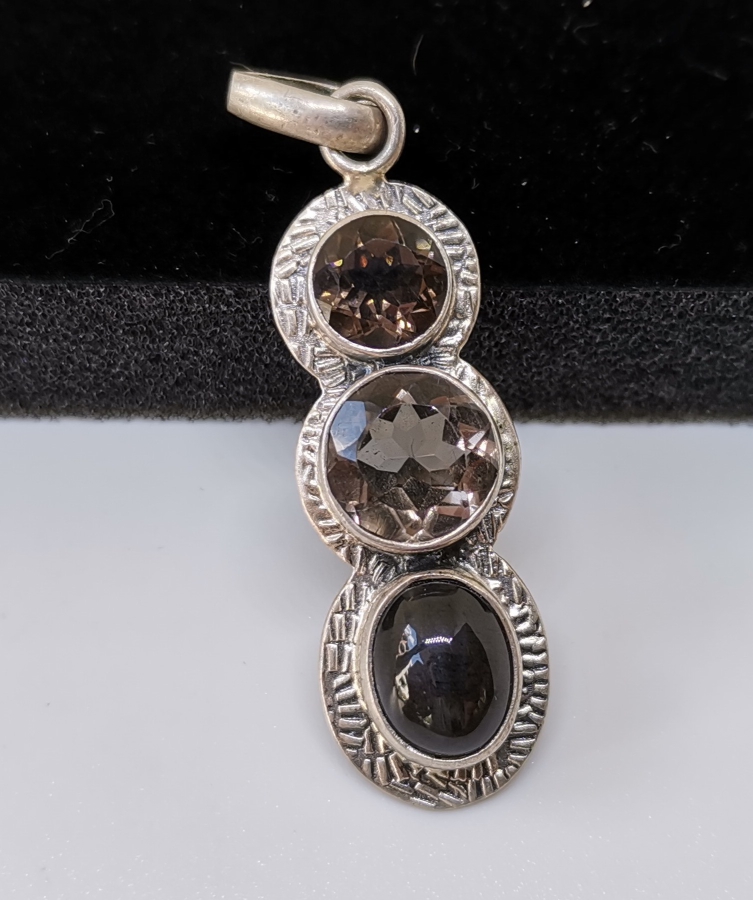 ÜZERİNDE FARKLI KESİMDE DOĞAL TAŞLAR BULUNAN ÖZEL YAPIM KOLYE UCU