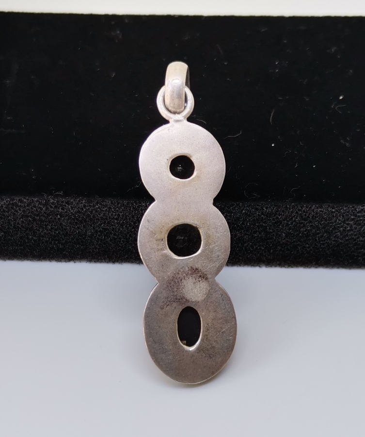 ÜZERİNDE FARKLI KESİMDE DOĞAL TAŞLAR BULUNAN ÖZEL YAPIM KOLYE UCU