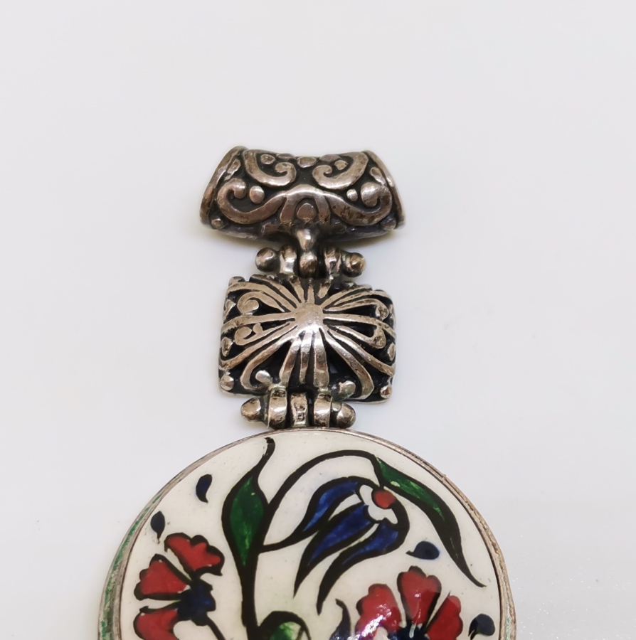 ÇİNİ ÜZERİ EL BOYAMA İŞÇİLİKLİ KÜTAHYA YAPIMI ÖZEL DİZAYN GÜMÜŞ KOLYE UCU