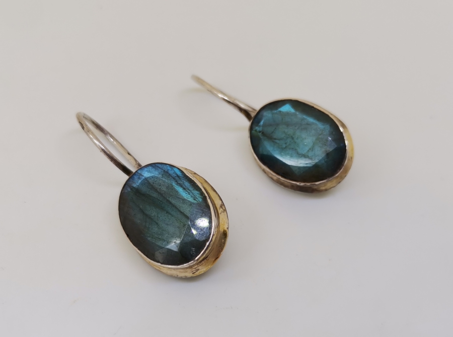 ÜZERİ FLEMENK KESİM DOĞAL TAŞLI GÜMÜŞ ÜZERİ ALTIN VERMEYLİ ÖZEL YAPIM KÜPE