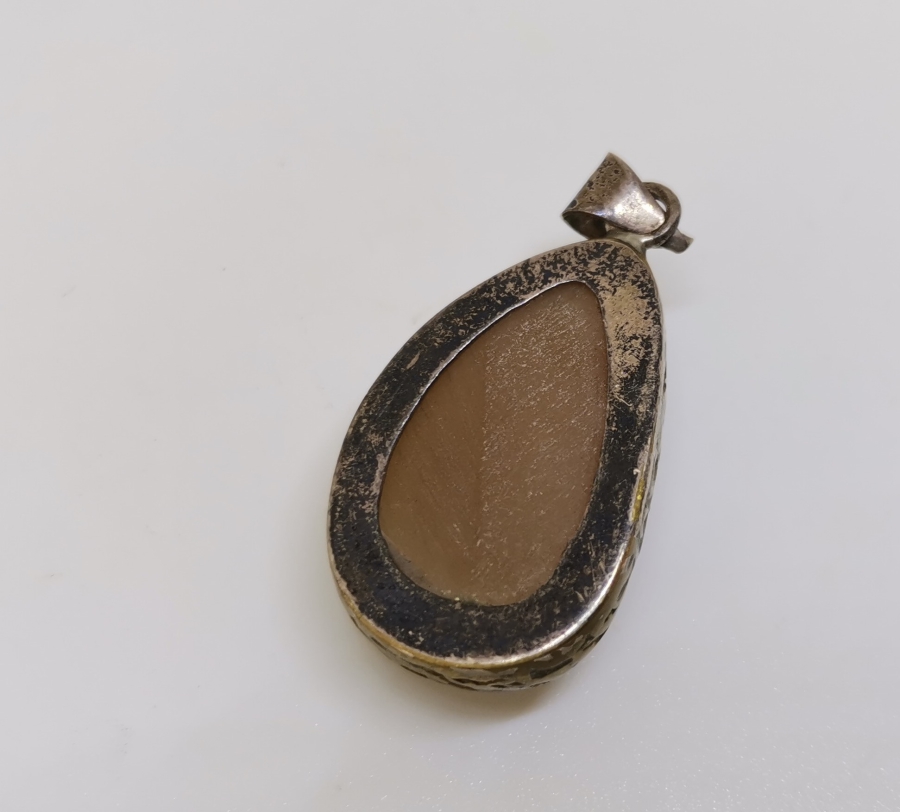 ÜZERİ İŞLENMEMİŞ DOĞAL TAŞLI GÜMÜŞ KOLYE UCU