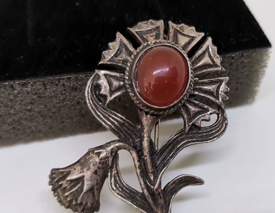 ÜZERİ AKİK TAŞLI KARANFİL FORMUNDA YAPILMIŞ GÜMÜŞ BROŞ