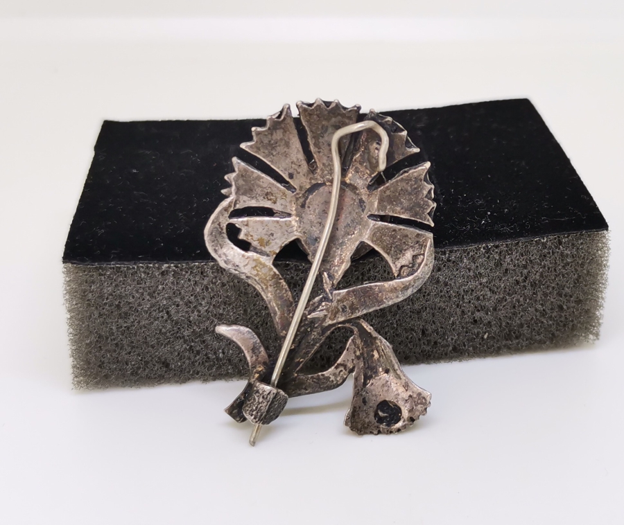 ÜZERİ AKİK TAŞLI KARANFİL FORMUNDA YAPILMIŞ GÜMÜŞ BROŞ