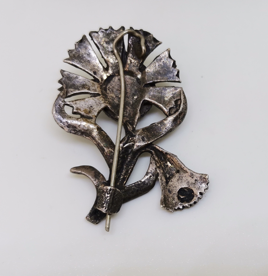 ÜZERİ AKİK TAŞLI KARANFİL FORMUNDA YAPILMIŞ GÜMÜŞ BROŞ