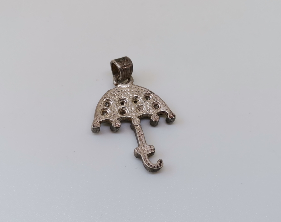 ŞEMSİYE FORMUNDA YAPILMIŞ GÜMÜŞ KOLYE UCU