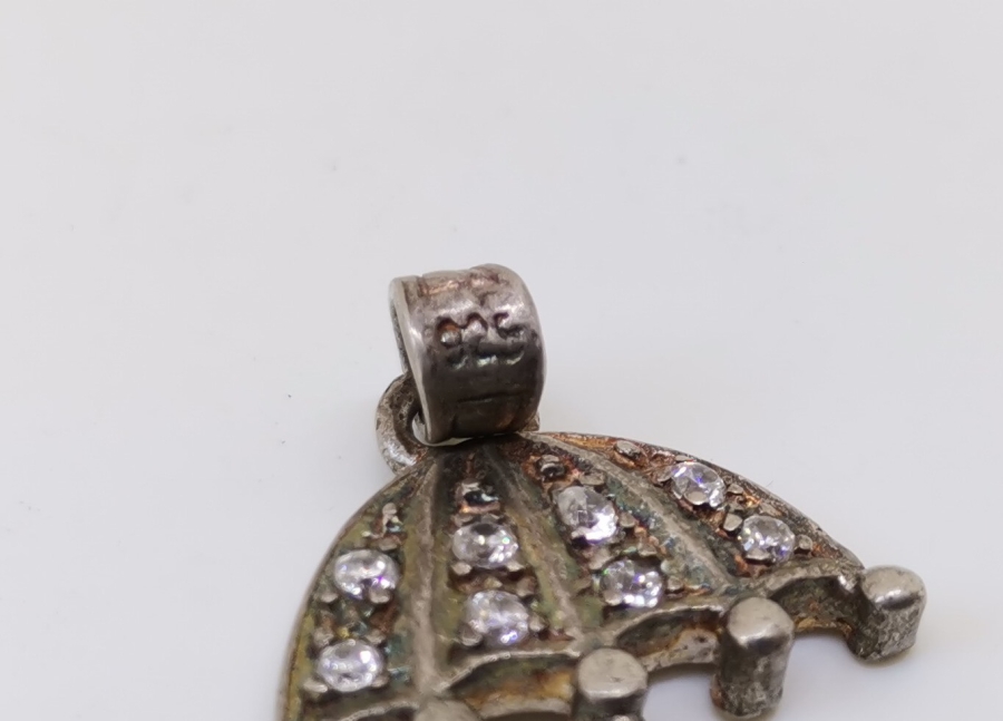 ŞEMSİYE FORMUNDA YAPILMIŞ GÜMÜŞ KOLYE UCU